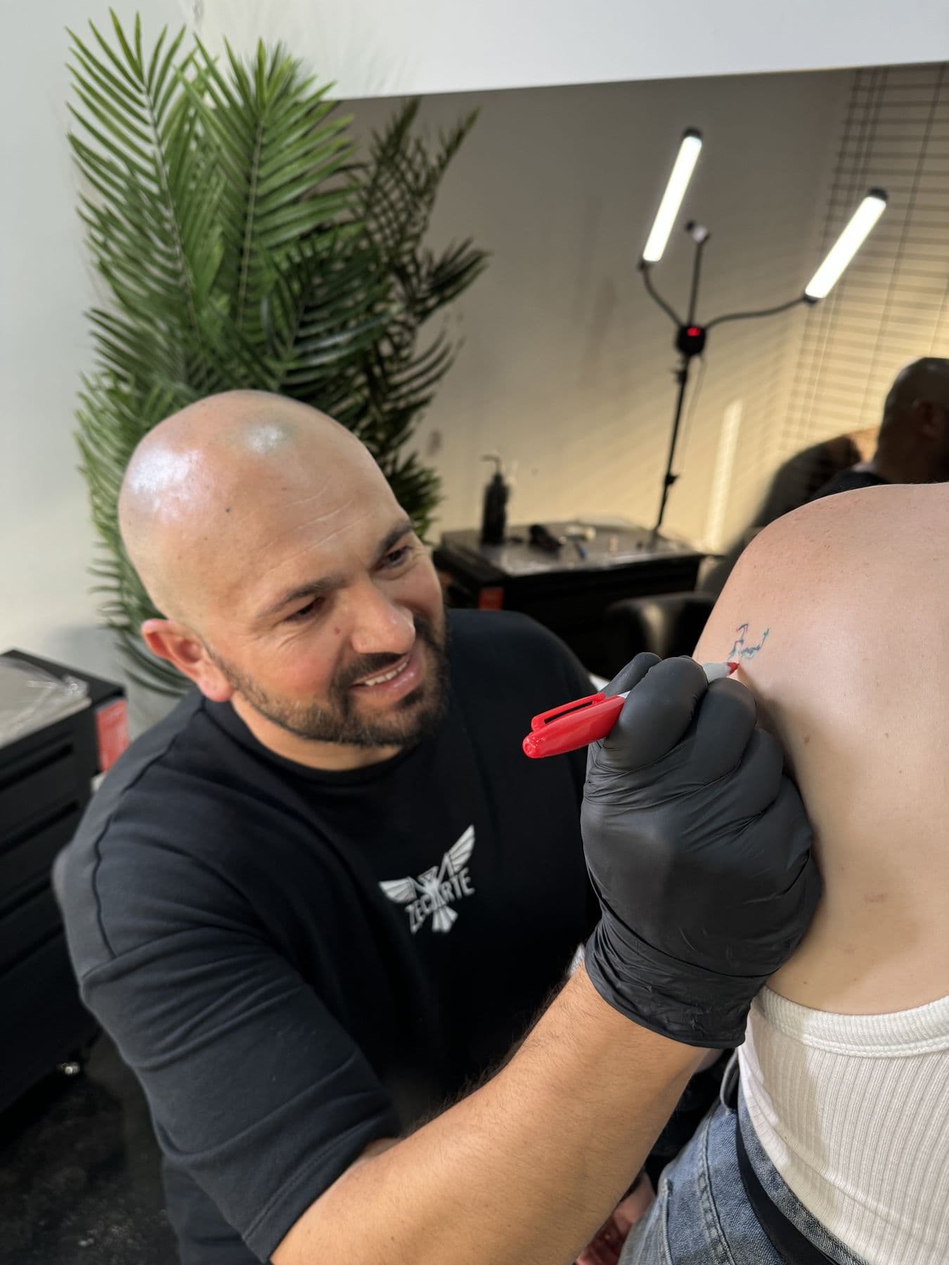 Drawing on the skin before tattooing